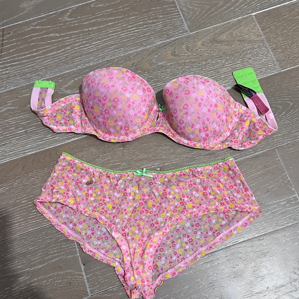 Betsey Johnson
Intimates Floral Bra & Panty Set Size 34B
(Bra) Small (Panty) HML
